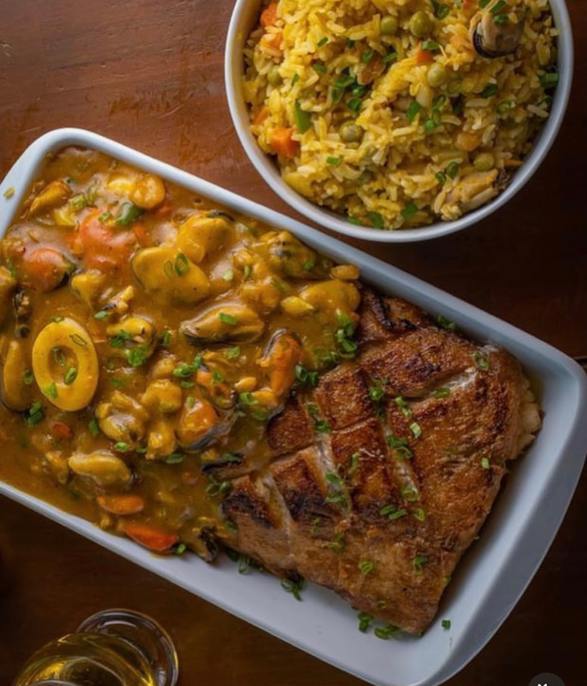 Filé de peixe grelhado com molho de frutos do mar e arroz colorido